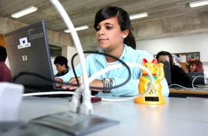 Una joven estudiante extremeña maneja un ordenador portátil en su pupitre escolar. :: ANDY SOLÉ/