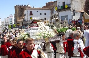El mantel de la Última Cena de la Catedral de Coria llega a Santa María
