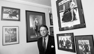El ganadero Carlos Núñez posa junto a fotografías históricas expuestas en el Club Cocherito de Bilbao. :: FERNANDO GÓMEZ/