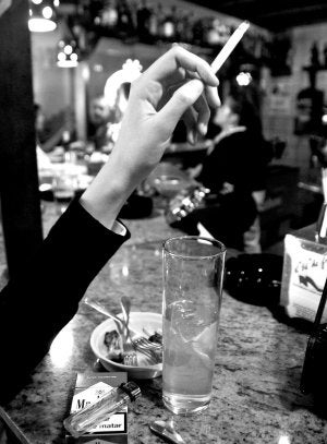 Un cliente de un bar de la capital pacense sostiene un cigarrillo. :: PAKOPÍ/