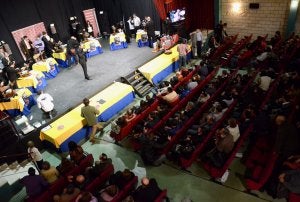 El campeonato. Jurado y público observan a los cortadores./