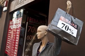 Los comercios de la calle Menacho apuestan por las ofertas y reclamos para deshacerse de los stocks. :: PAKOPÍ/