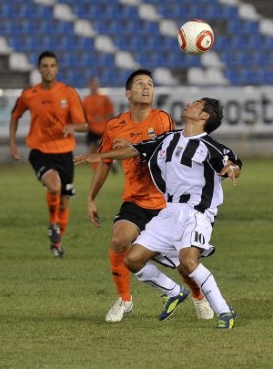 Tete participó en los tres goles del Badajoz ante el Conquense. :: J. V. ARNELAS/