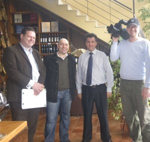 Quesada, en el centro, con su cliente aleman. :: JSP/