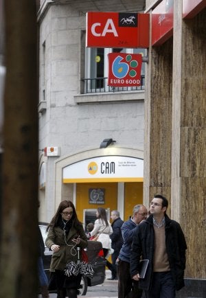 Una sucursal de la CAM junto a otra de Cajastur, en Oviedo. :: EFE/