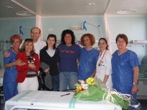 La cantante canaria posa con el personal que atiende a los niños en la planta de oncología. :: HOY/