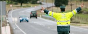 Un agente de la Guardia Civil da el alto a un vehículo en un control de carretera. :: HOY/