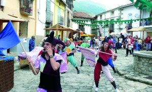 Animación en las calles de Guijo de Santa Bárbara. :: MAM/