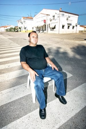 Un local castizo. Julián frente a su bar de Salorino, donde ejerce la moderna hostelería rural. :: L. CORDE RO/