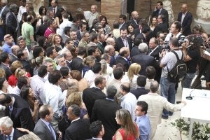 Los asistentes a la toma de posesión de Monago se agolpan para felicitar al nuevo presidente de la Junta. ::
J. M. ROMERO/
