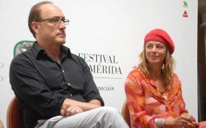 Roberto Álvarez y Emma Suárez en la presentación de los monólogos. :: BRÍGIDO/