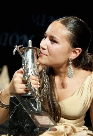 La joven Celia Romero besa la Lámpara Minera que ganó el pasado sábado. :: EFE/