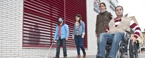 Los técnicos de la oficina de turismo se ponen en la piel de las personas con discapacidad. :: PAKOPÍ/