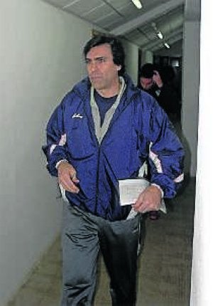 Sánchez de la Nieta saliendo del vestuario. :: PEDRO FUENTES/