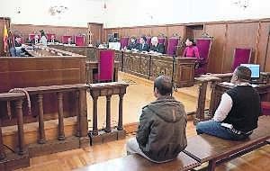 Los acusados durante el juicio celebrado en la Audiencia. :: HOY/