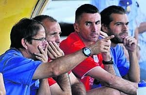 Moisés Arteaga y López Pérez seguirán en el banquillo del Badajoz. :: J. V. ARNELAS/
