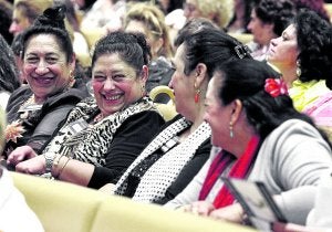 Imagen del primer congreso mundial de mujeres gitanas celebrado en Granada. :: EFE/