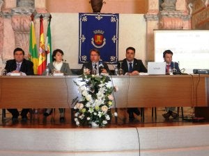 El consejero de Fomento (centro) explica el proyecto. :: L. GONZÁLEZ ANDRADE/
