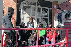 Jóvenes en la puerta de la Escuela de Arte y Superior de Diseño de Mérida. :: BRÍGIDO/