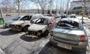 Estado en que quedaron los vehículos afectados por el fuego en la calle Clavellinas. :: J.V. ARNELAS/