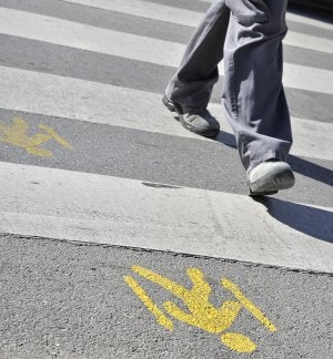 Los pictogramas ya son visibles en los pasos de cebra más peligrosos de la ciudad. :: J. V. ARNELAS/