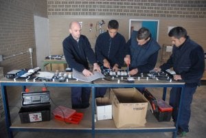 Un monitor de electricidad, con tres de sus alumnos, en la escuela taller Lusitania. :: BRÍGIDO/
