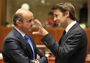 Los ministros de Economía de España y Francia, Luis de Guindos y François Baroin respectivamente, ayer en Bruselas. ::
GEORGES GOBET / AFP/