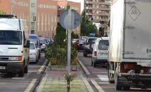 Tráfico en Juan Sebastián Elcano, una de las vías con más ruido.:: HOY/