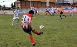 Juanito de la Cruz saca una falta sobre el área del Estepona durante la primera parte. :: PEDRO FUENTES/