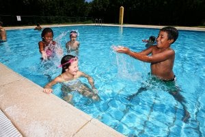 Niños saharauis disfrutan de la piscina durante su estancia en Guadalupe en 2011. :: HOY/