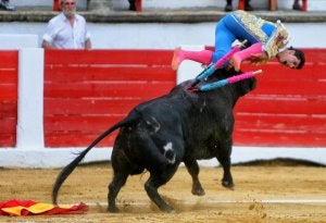 Cornada. El joven cacereño resultó herido por asta de toro durante la lidia del primero de su lote. :: LORENZO CORDERO/