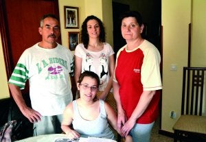 Nuria, con sus padres y su hermana Laura en el domicilio familiar. :: G. A./
