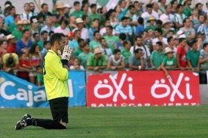 Tete se lamenta. El Extremadura se quedó a las puertas del ascenso a Segunda B. :: JUAN CARLOS COCHADO/