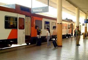 Dos viajeros suben al tren en la estación de Badajoz. :: HOY/