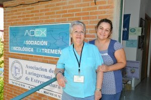 María Dolores Hernández y Mireia Leranca, voluntaria y trabajadora social de AOEX. :: PALMA/