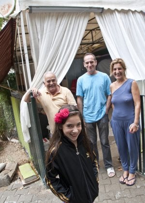 Juan, Paco y Fabiola (de izquierda a derecha) junto a la pequeña Andrea. :: PAKOPÍ/