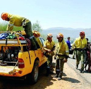Retén de la Unión Militar de Emergencias en el pasado incendio de Gata. :: ANDY SOLÉ/