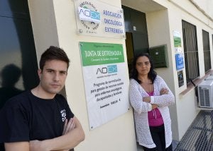 Christian Magritte y Mar Fernández en la sede de la Asociación Oncológica Extremeña:: J.V. ARNELAS/