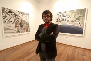 Daniel Hervás ante dos de las obras de su exposición. :: J. M. ROMERO/