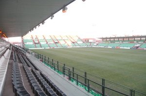 Aspecto vacío del Estadio Romano emeritense, una imagen que puede producirse ante la disolución judicial del Mérida UD. :: HOY/
