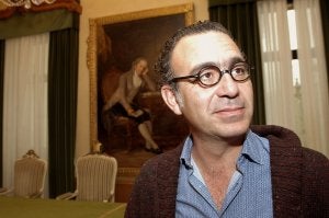 El poeta, narrador y crítico extremeño Diego Doncel ayer en el Ayuntamiento de Gijón. ::
EFE/