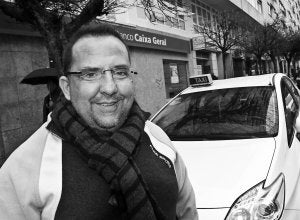 Manuel Pato utiliza autogás en su taxi. :: PAKOPÍ/