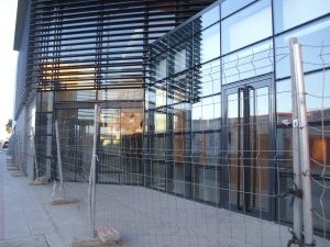 Aunque el edificio está terminado, aún están las vallas de obra. :: G. C./
