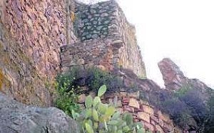 Uno de los trozos de la muralla que se ha derrumbado. :: F. NEGRETE/