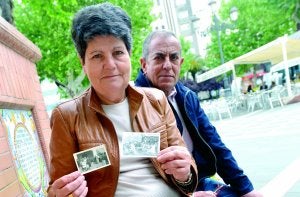 Soledad muestra algunas imágenes antiguas que conserva de la romería, ante la mirada de su hermano Manuel. :: J. V. ARNELAS/