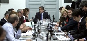El presidente de la FEMP, Íñigo de la Serna, preside una reunión de la junta de gobierno de la entidad celebrada en marzo en Madrid. :: ÁNGEL DÍAZ / EFE/