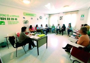 Sesión formativa en la sede del Teléfono de la Esperanza en Mérida. :: J. M. ROMERO/