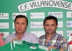 Tapia y Cobos posan con la camiseta del Villanovense. :: P. F./