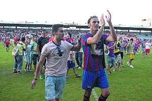 La afición sólo tuvo agradecimientos para jugadores como Sabino, que lo han dado todo. :: BRÍGIDO/