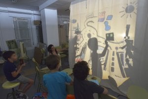 Algunos de los asistentes al campus en un taller de teatro de sombras. :: J. V. ARNELAS/